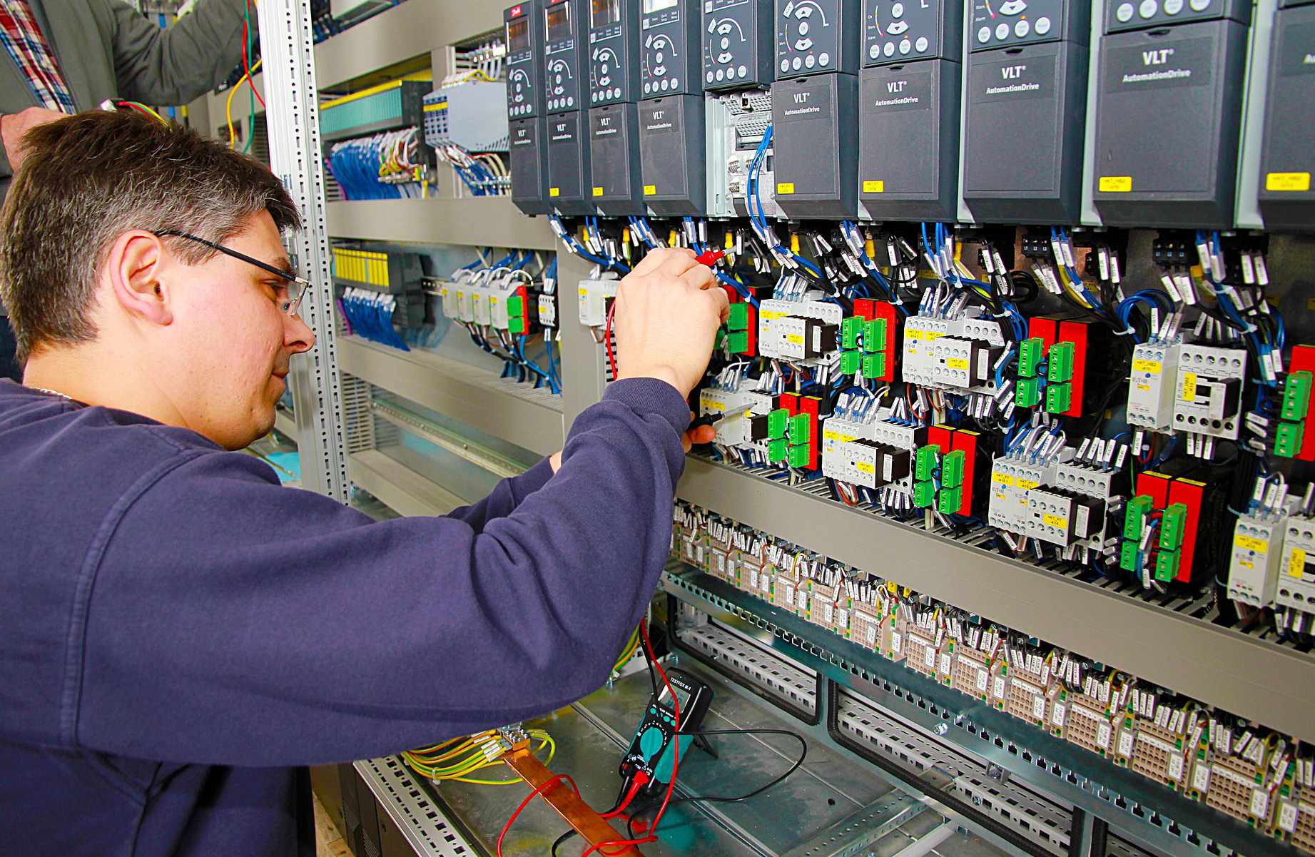 Techniker arbeitet an elektrischer Anlage